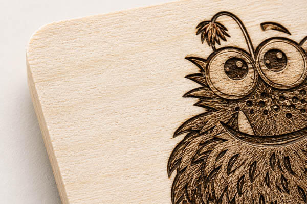 Nahaufnahme der natürlichen Maserung einer Holzkarte aus Linde