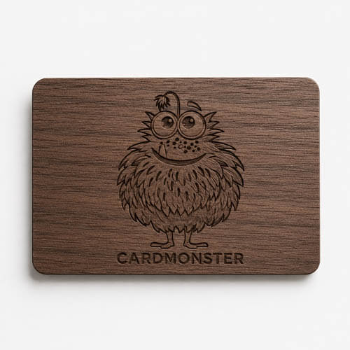Holzkarte aus Walnuss mit lasergraviertem Logo
