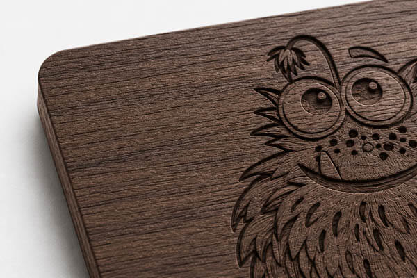 Nahaufnahme der natürlichen Maserung einer Holzkarte aus Walnuss