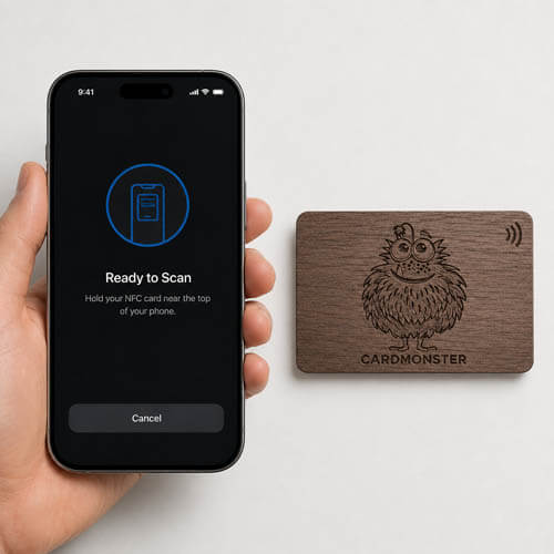 Smartphone liest eine Holzkarte mit NFC-Chip per Tap