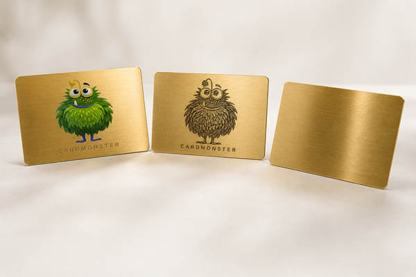 Nahaufnahme einer goldenen Metallkarte